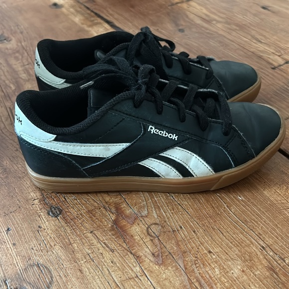 Classic leather Reebok Kids size 3.5 black and gumball bottoms excellent - Picture 2 of 7